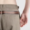 Pantalones técnicos de lana con cinturón estampado