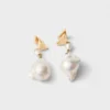 Pendientes de metal con perlas Pendientes de metal con perlas