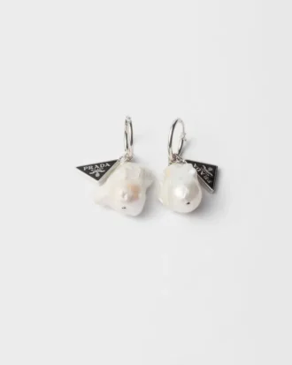 Pendientes de metal y perlas Pendientes de metal y perlas