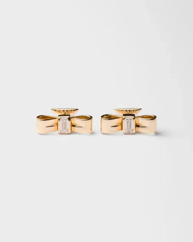 Pendientes Eternal Gold Bow – Oro amarillo y diamantes cultivados en laboratorio Pendientes Eternal Gold Bow – Oro amarillo y diamantes cultivados en laboratorio