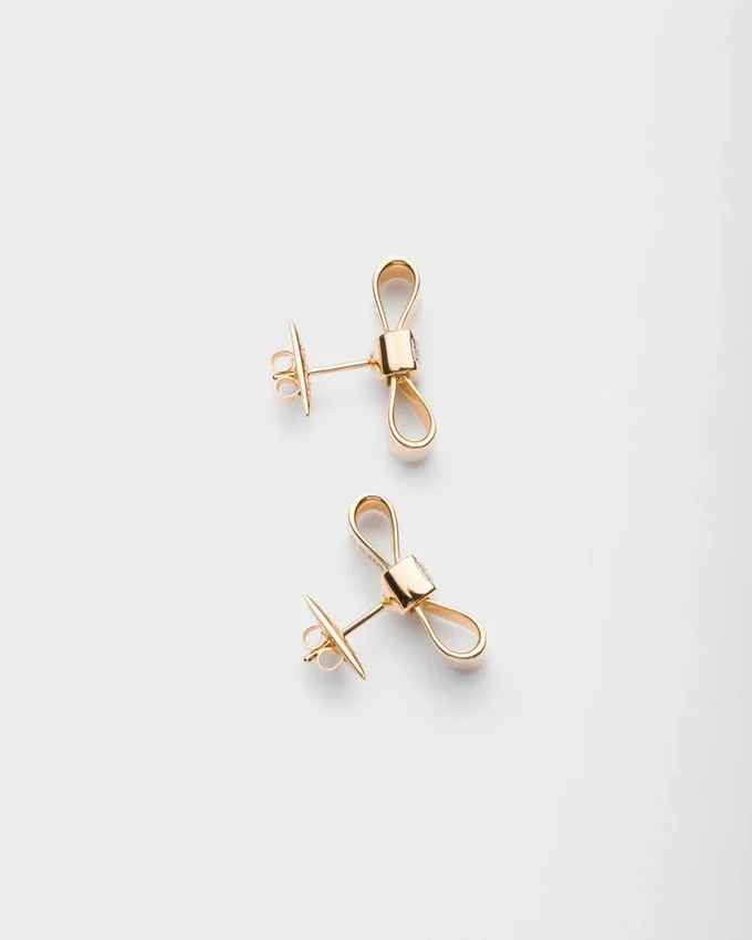 Pendientes Eternal Gold Bow – Oro amarillo y diamantes cultivados en laboratorio Pendientes Eternal Gold Bow – Oro amarillo y diamantes cultivados en laboratorio