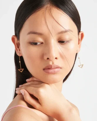 Pendientes largos con corte en oro amarillo y diamantes de Eternal Gold