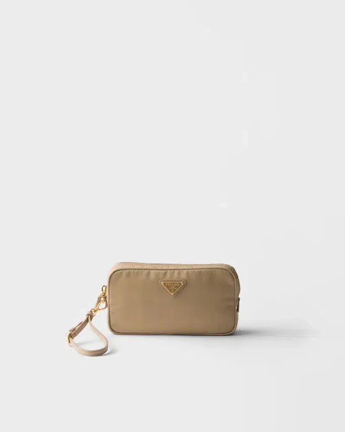Prada Re-Edition 1978: estuche de Re-Nylon y piel Saffiano Prada Re-Edition 1978: estuche de Re-Nylon y piel Saffiano