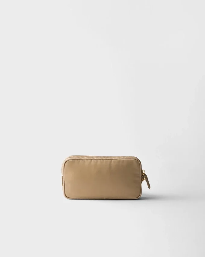Prada Re-Edition 1978: estuche de Re-Nylon y piel Saffiano Prada Re-Edition 1978: estuche de Re-Nylon y piel Saffiano
