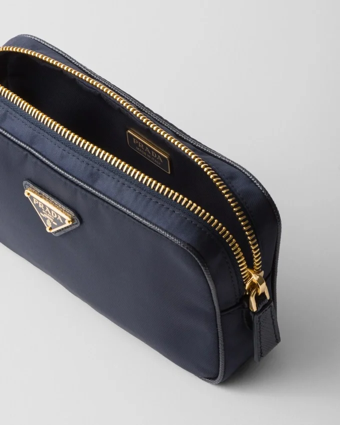 Prada Re-Edition 1978: estuche de Re-Nylon y piel Saffiano Prada Re-Edition 1978: estuche de Re-Nylon y piel Saffiano
