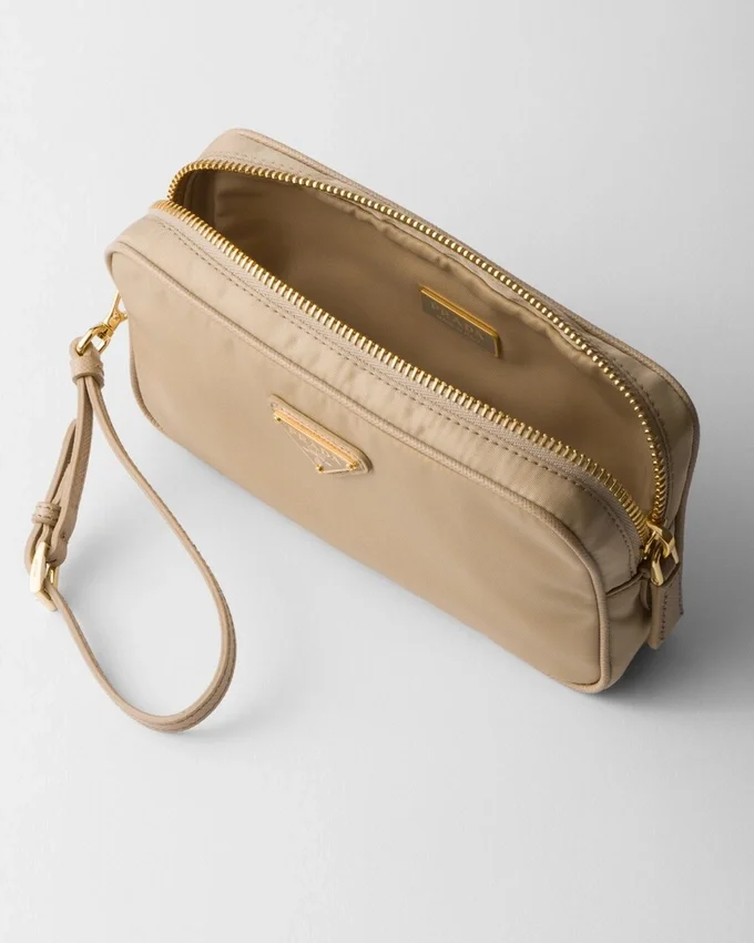 Prada Re-Edition 1978: estuche de Re-Nylon y piel Saffiano Prada Re-Edition 1978: estuche de Re-Nylon y piel Saffiano