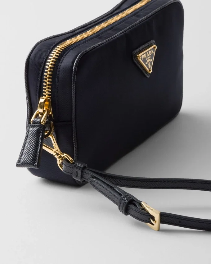 Prada Re-Edition 1978: estuche de Re-Nylon y piel Saffiano Prada Re-Edition 1978: estuche de Re-Nylon y piel Saffiano