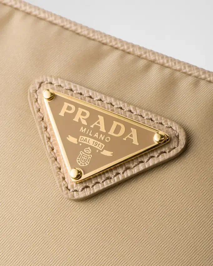 Prada Re-Edition 1978: estuche de Re-Nylon y piel Saffiano Prada Re-Edition 1978: estuche de Re-Nylon y piel Saffiano