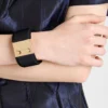 Pulsera de metal y piel Saffiano