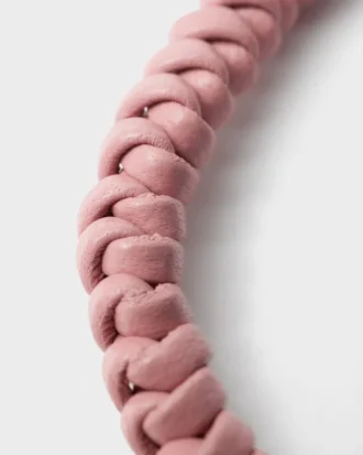 Pulsera de piel napa trenzada con adorno metálico