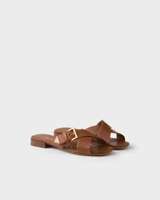 Sandalias cruzadas de cuero con hebilla Sandalias cruzadas de cuero con hebilla