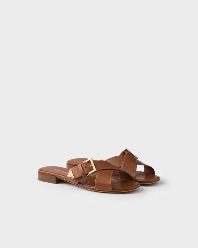 Sandalias cruzadas de cuero con hebilla Sandalias cruzadas de cuero con hebilla