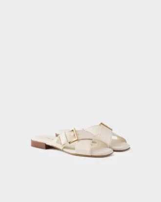 Sandalias cruzadas de cuero con hebilla Sandalias cruzadas de cuero con hebilla