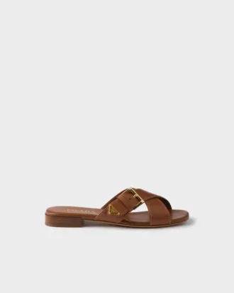 Sandalias cruzadas de cuero con hebilla Sandalias cruzadas de cuero con hebilla