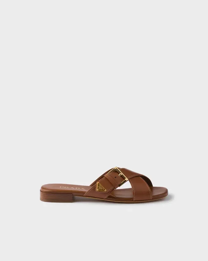Sandalias cruzadas de cuero con hebilla Sandalias cruzadas de cuero con hebilla
