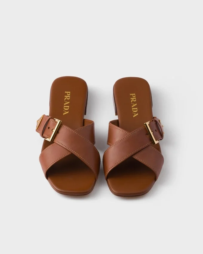 Sandalias cruzadas de cuero con hebilla Sandalias cruzadas de cuero con hebilla