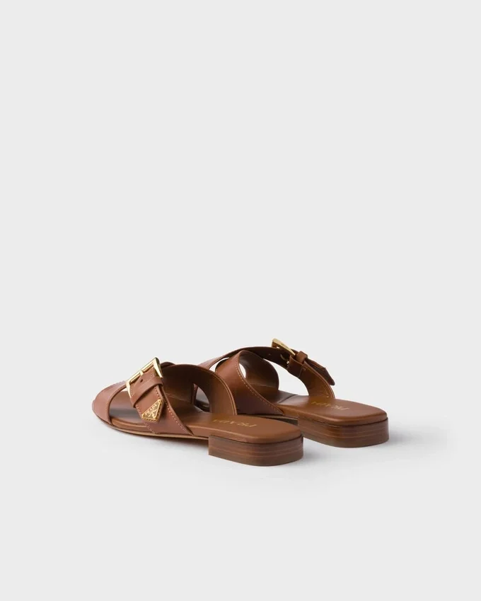 Sandalias cruzadas de cuero con hebilla Sandalias cruzadas de cuero con hebilla