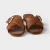 Sandalias cruzadas de cuero con hebilla Sandalias cruzadas de cuero con hebilla