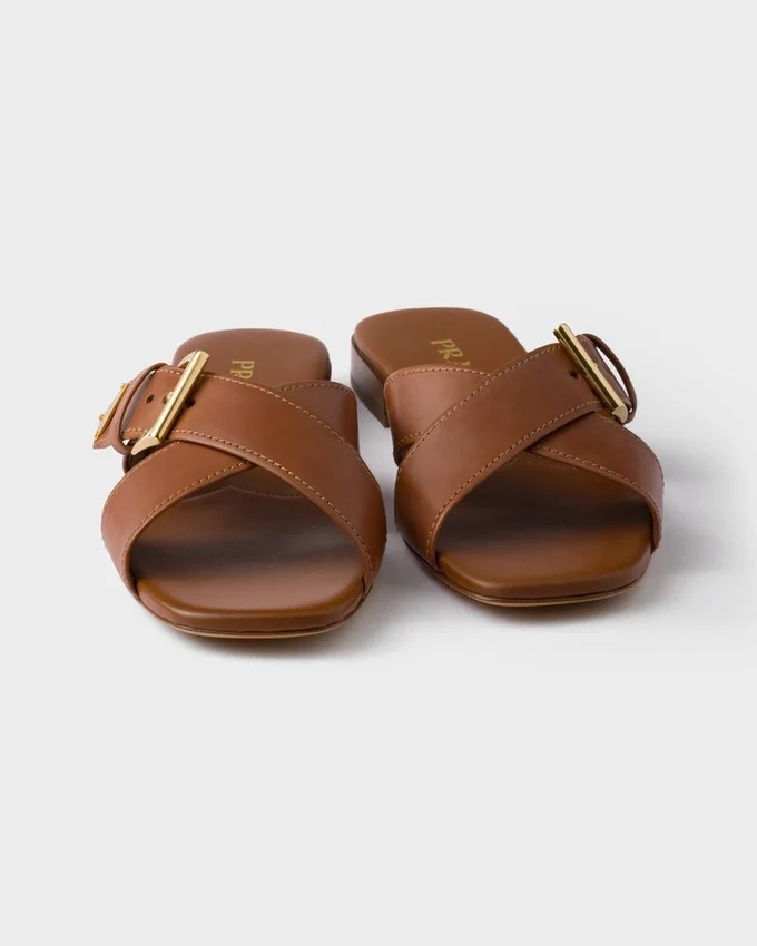 Sandalias cruzadas de cuero con hebilla Sandalias cruzadas de cuero con hebilla