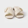 Sandalias cruzadas de cuero con hebilla Sandalias cruzadas de cuero con hebilla