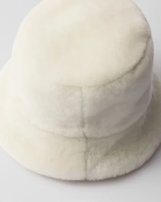 Sombrero de pescador de piel de oveja