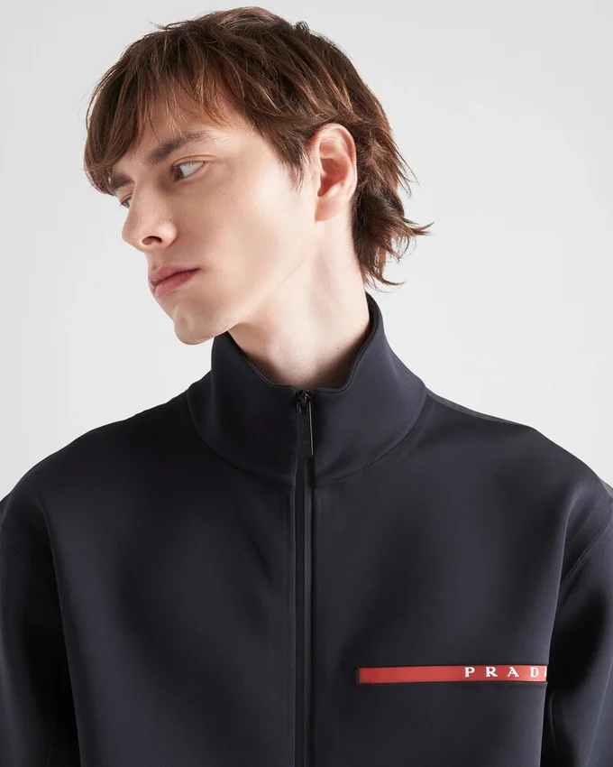 Chaqueta con capucha de tejido técnico Chaqueta con capucha de tejido técnico