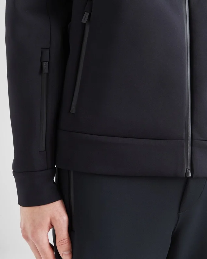 Chaqueta con capucha de tejido técnico Chaqueta con capucha de tejido técnico