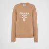 Suéter de cuello redondo con logo de Prada de cachemira y lana Suéter de cuello redondo con logo de Prada de cachemira y lana