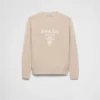Suéter de cuello redondo con logo de Prada de cachemira y lana Suéter de cuello redondo con logo de Prada de cachemira y lana