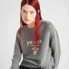 Suéter de cuello redondo con logo de Prada de cachemira y lana
