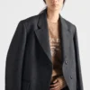 Suéter de cuello redondo con logo de Prada de cachemira y lana Suéter de cuello redondo con logo de Prada de cachemira y lana