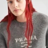 Suéter de cuello redondo con logo de Prada de cachemira y lana