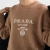 Suéter de cuello redondo con logo de Prada de cachemira y lana Suéter de cuello redondo con logo de Prada de cachemira y lana
