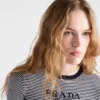 Suéter de seda a rayas con cuello redondo Suéter de seda a rayas con cuello redondo