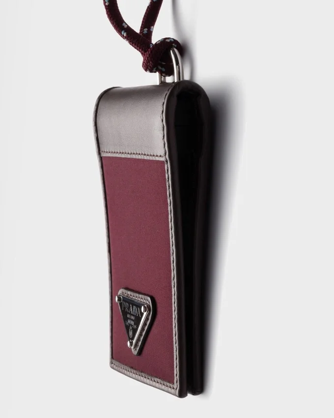 Tarjetero Prada Speedrock de Re-Nylon y cuero con correa Tarjetero Prada Speedrock de Re-Nylon y cuero con correa