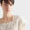 Top corto de manga corta con estampado floral de ponga Top corto de manga corta con estampado floral de ponga