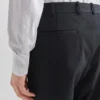 Traje de una sola botonadura en tejido elástico técnico Traje de una sola botonadura en tejido elástico técnico