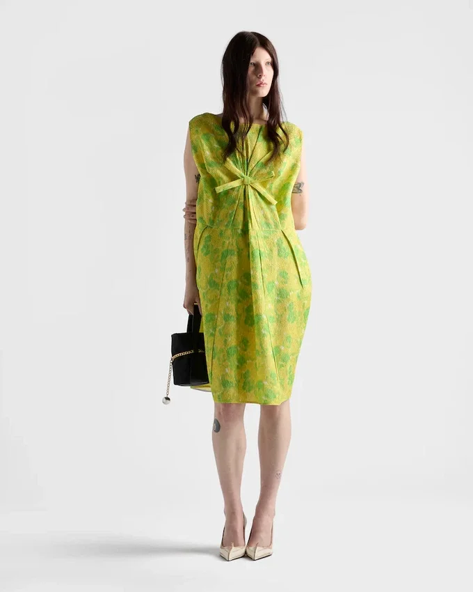 Vestido de cloqué con estampado floral Vestido de cloqué con estampado floral