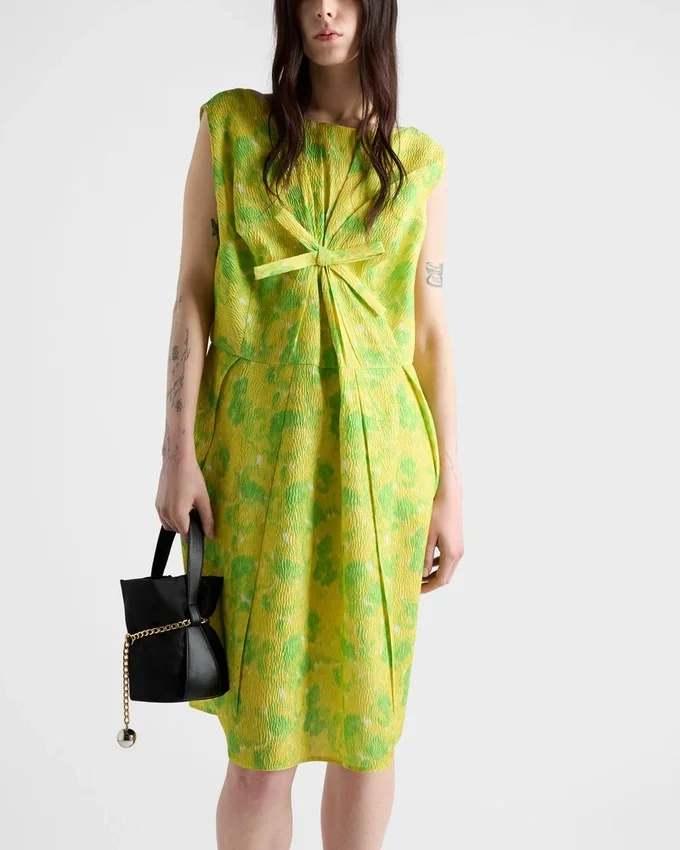Vestido de cloqué con estampado floral Vestido de cloqué con estampado floral