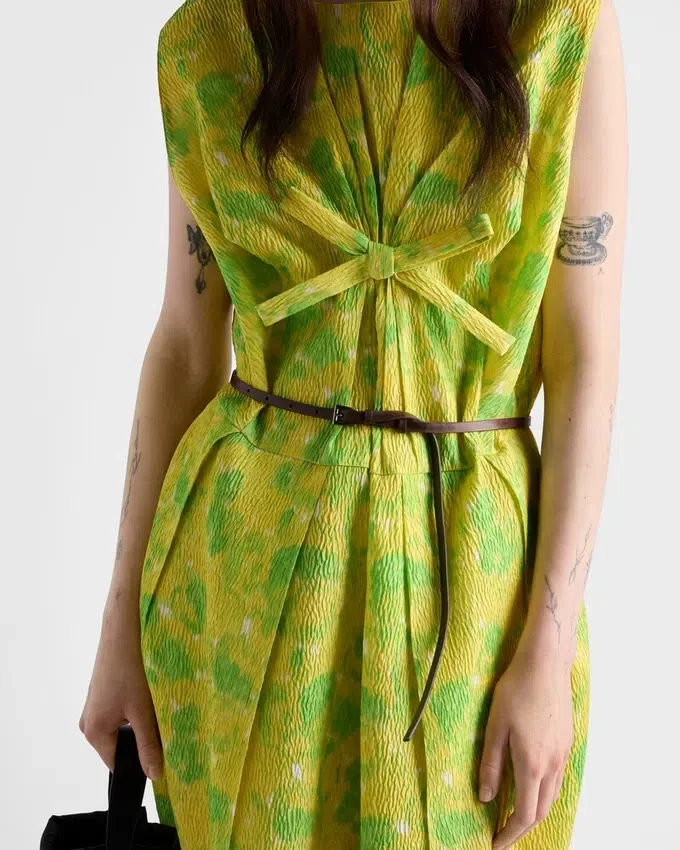 Vestido de cloqué con estampado floral Vestido de cloqué con estampado floral