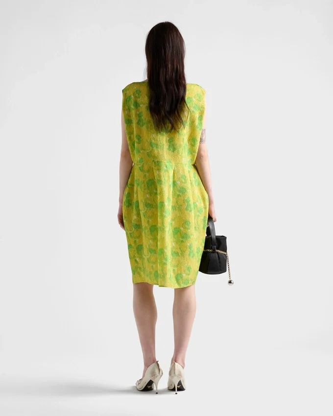 Vestido de cloqué con estampado floral Vestido de cloqué con estampado floral