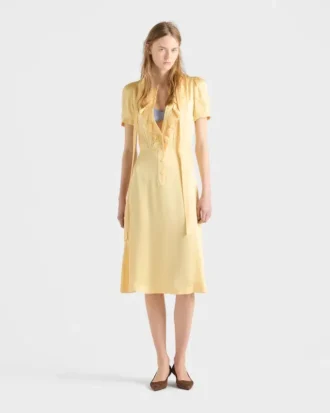 Vestido de crepé satinado
