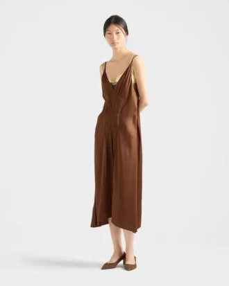 Vestido de crepé satinado