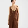 Vestido de crepé satinado