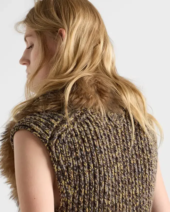 Vestido de cuello en V de lana de Shetland y cachemira Vestido de cuello en V de lana de Shetland y cachemira
