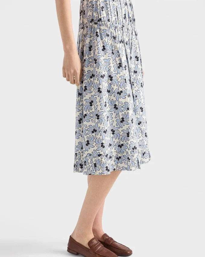 Vestido de ponga con estampado floral Vestido de ponga con estampado floral