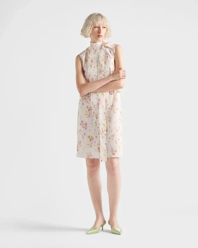 Vestido de popelín plisado con estampado floral Vestido de popelín plisado con estampado floral