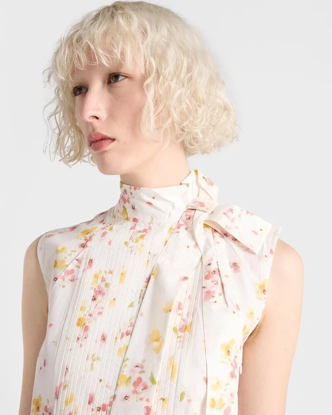 Vestido de popelín plisado con estampado floral Vestido de popelín plisado con estampado floral