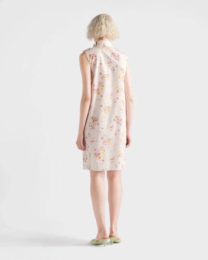 Vestido de popelín plisado con estampado floral Vestido de popelín plisado con estampado floral