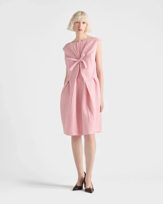Vestido de punto de lana con lazo Vestido de punto de lana con lazo